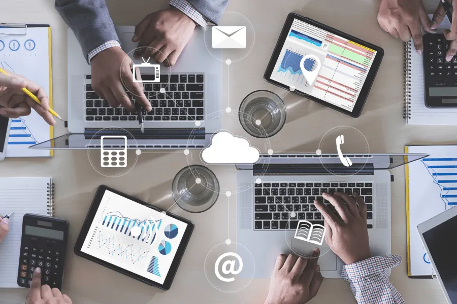 team_working_on_cloud_analytics